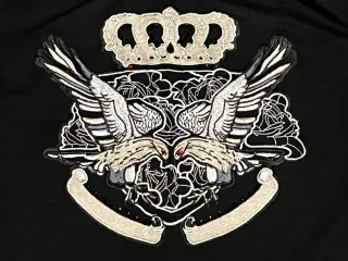 Camiseta Negra Bordada con Corona y Aves