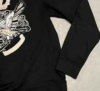 Camiseta Negra Bordada con Corona y Aves