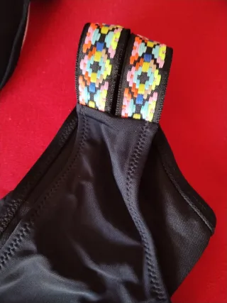 Bikini negro con detalles multicolor