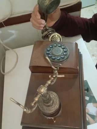 Teléfono antiguo de madera y latón