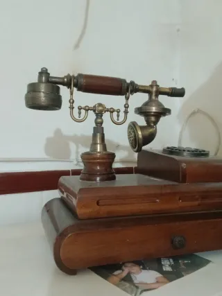 Teléfono antiguo de madera y latón