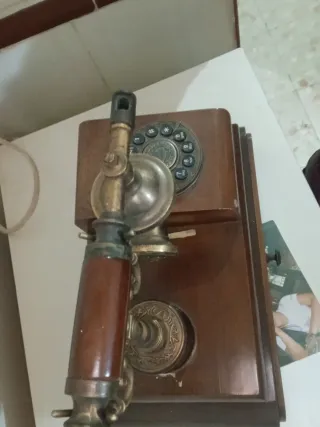 Teléfono antiguo de madera y latón