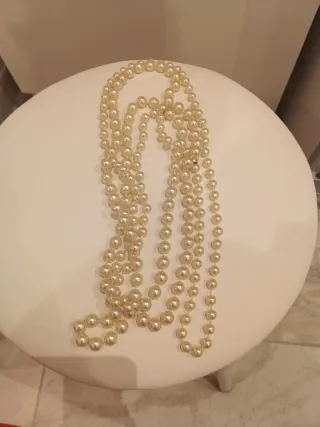 Dos collares largos de perlas