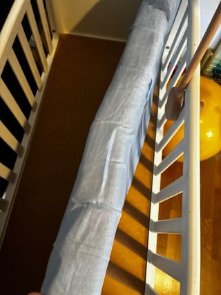 Cuna de madera blanca con ruedas