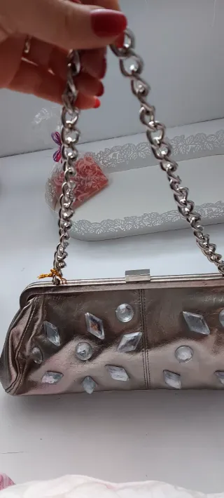 Bolso de mano plateado con pedrería