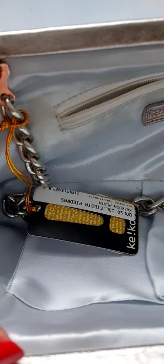 Bolso de mano plateado con pedrería