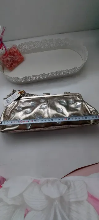 Bolso de mano plateado con pedrería