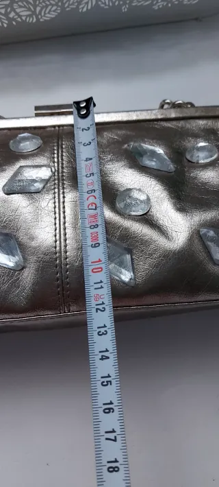 Bolso de mano plateado con pedrería