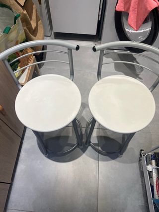 Taburetes grises con respaldo