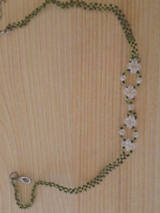 Pulsera abalorios flor azul y verde hecha a mano