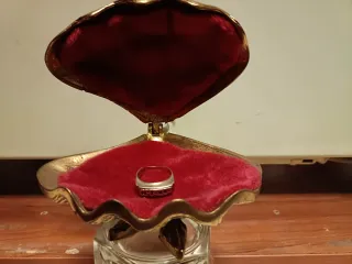 Joyero de Bronce con Interior Rojo