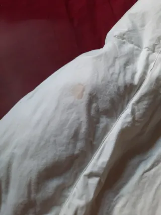 Colcha edredón de plumas con manchas