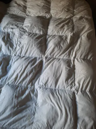 Colcha edredón de plumas con manchas