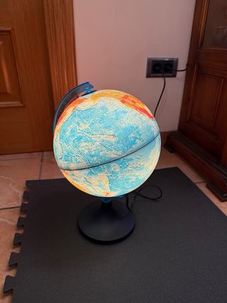 Globo terráqueo iluminado