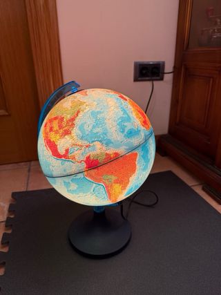 Globo terráqueo iluminado