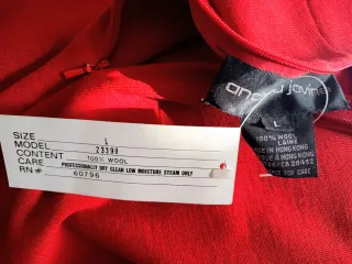 Vestido rojo de punto con falda plisada