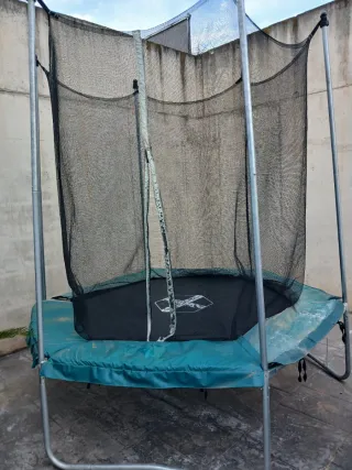 Cama elástica con red de seguridad