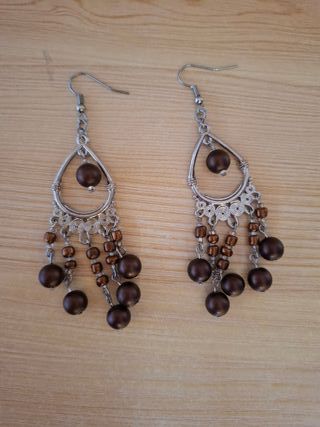 Pendientes hechos a mano con abalorios