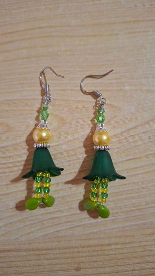Pendientes hechos a mano con abalorios
