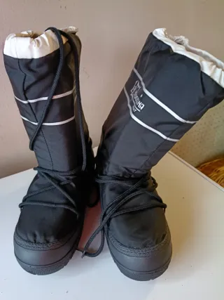 Stivali da neve neri e bianchi