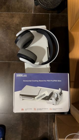 Consola PS5 con Cascos Sony y Soporte