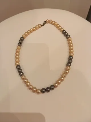 Collar de perlas beige y grises