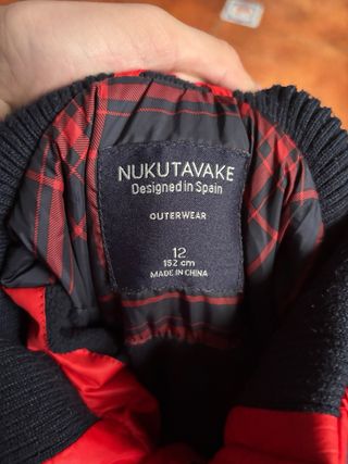 Chaqueta de plumas roja