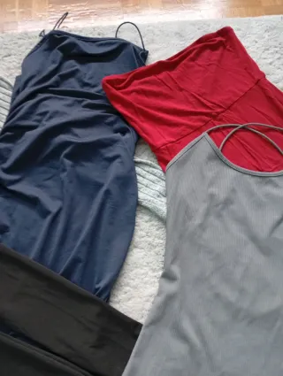 Lote de 3 vestidos y 2 monos.