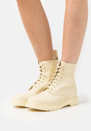 Dr. Martens Beige Piel Suave 8 Ojales