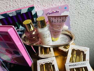 Lote maquillaje NUEVO + regalos –