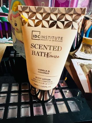 Lote maquillaje NUEVO + regalos –