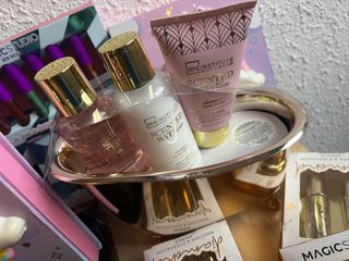 Lote maquillaje NUEVO + regalos –