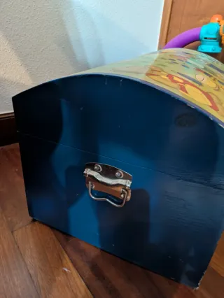 Baúl infantil de madera pintado