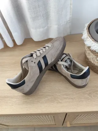 Zapatillas Serraje Beige y Negro. Interior piel.