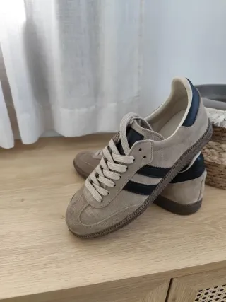 Zapatillas Serraje Beige y Negro. Interior piel.