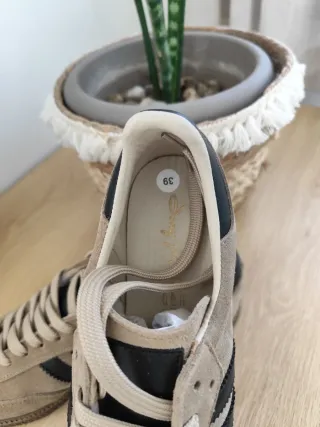 Zapatillas Serraje Beige y Negro. Interior piel.