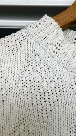 Jersey de algodón blanco roto.