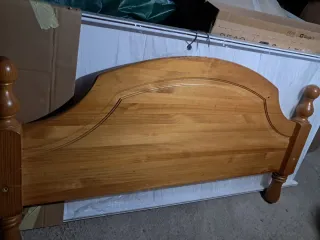 Cama de madera con 2 mesitas