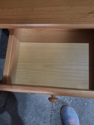 Cama de madera con 2 mesitas