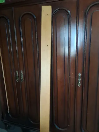 Cama de madera con 2 mesitas