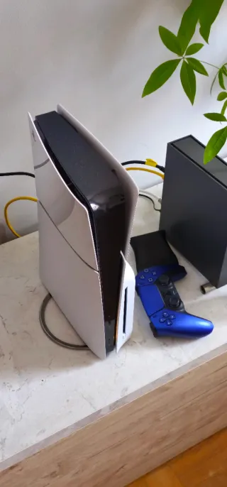 PlayStation 5 Slim 3TB + 2 Mandos