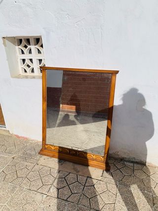 Espejo de madera con marco decorado