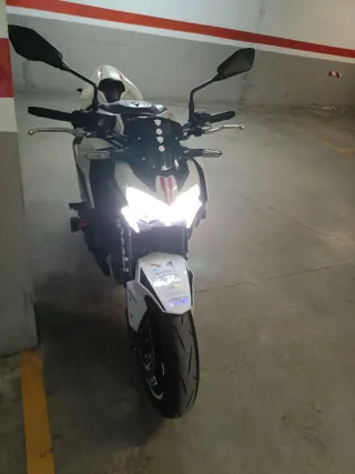 Kawasaki Z900 900cc Naked Blanca solo 4.300km