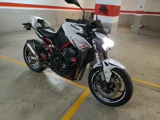 Kawasaki Z900 900cc Naked Blanca solo 4.300km