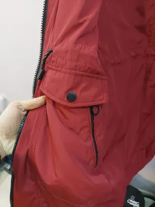 Abrigo tipo parka reversible gris y rojo