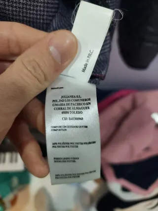 Abrigo tipo parka reversible gris y rojo