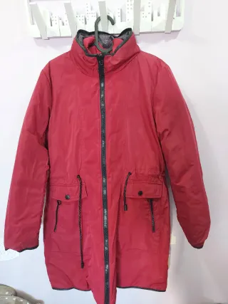 Abrigo tipo parka reversible gris y rojo