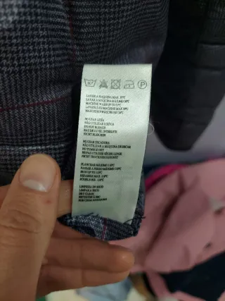 Abrigo tipo parka reversible gris y rojo