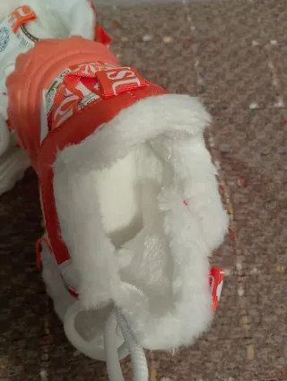 Zapatillas deportivas blancas y naranjas