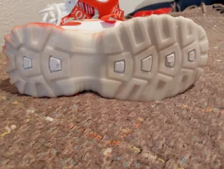 Zapatillas deportivas blancas y naranjas